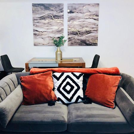 Superbly Located 2 Bedroom Luxury Apartment Bath Kültér fotó