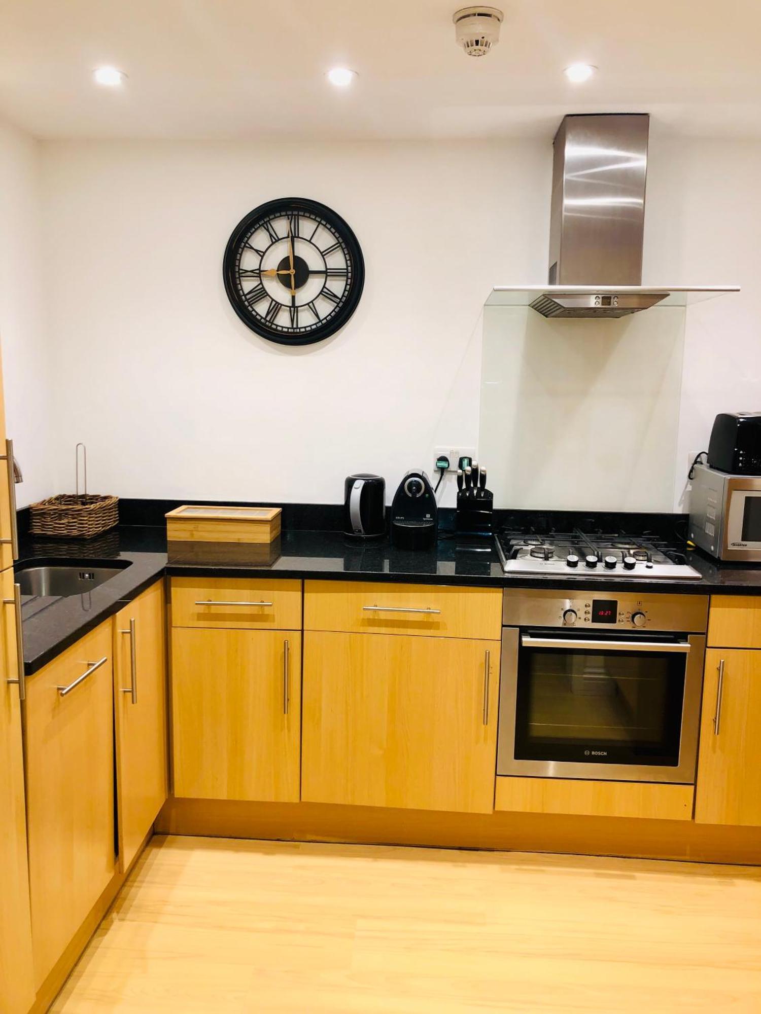 Superbly Located 2 Bedroom Luxury Apartment Bath Kültér fotó