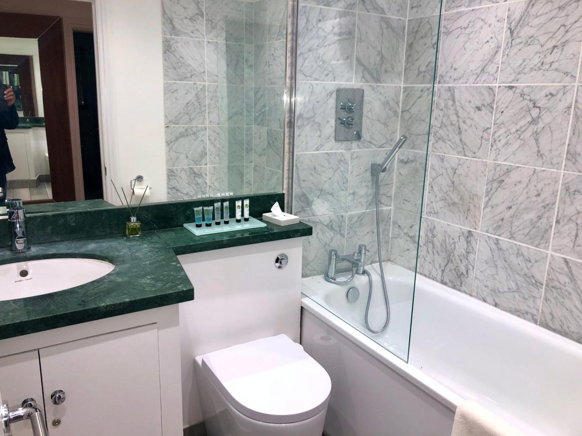 Superbly Located 2 Bedroom Luxury Apartment Bath Kültér fotó